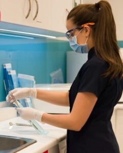 How to Choose the Right Dentist for Dental Implants